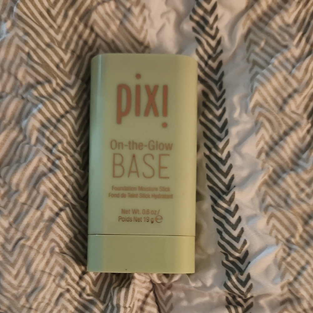 Pixi On-the-Glow Base in Light Green